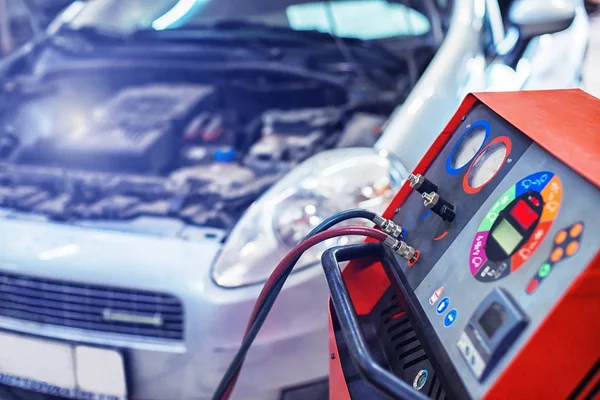 Installazione ricarica condizionatore d'aria auto — Foto Stock