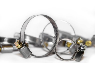 Kelepçeler alan hafif bir arka plan üzerine sığ derinliği ile tüpler için