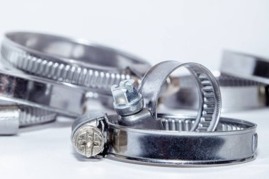 Beyaz arka plan üzerinde hortum kelepçesi