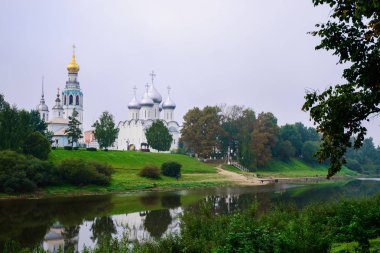 Vologda şehir nehir kıyısında binaların
