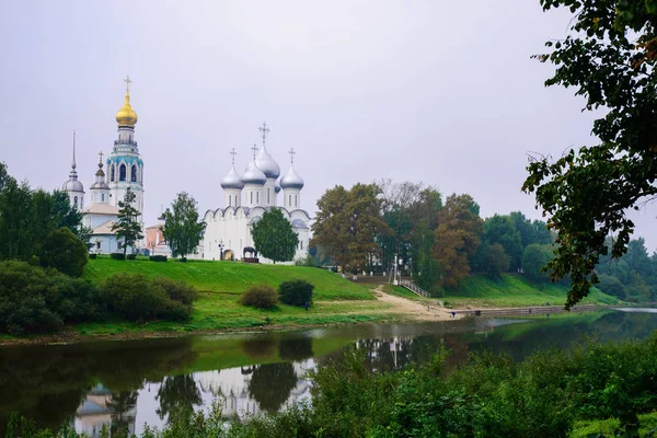 Edifici della città di Vologda sulla riva del fiume — Foto Stock