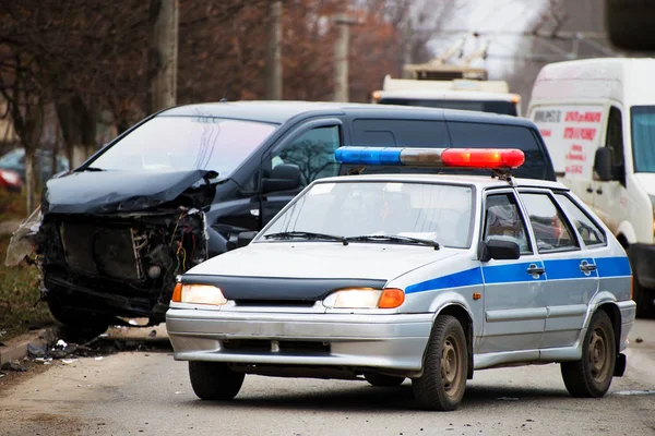 Carro Polícia Carro Destruído Estrada Com Profundidade Rasa Campo — Fotografia de Stock