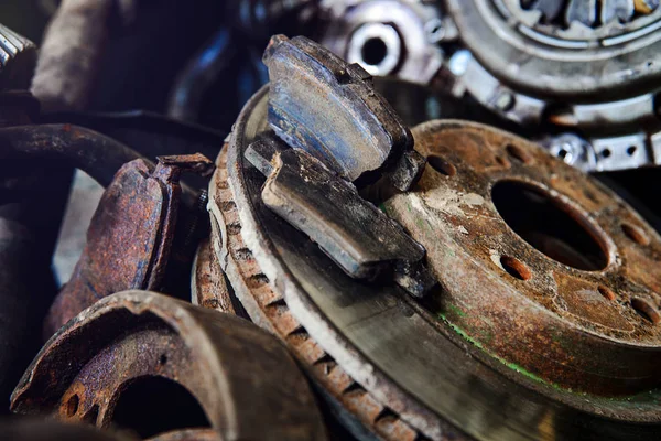 Alan sığ derinliği ile eski araba parçaları — Stok fotoğraf