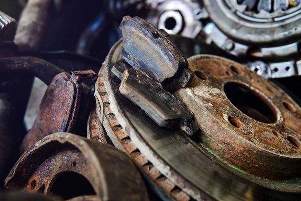 Oude auto delen met ondiepe scherptediepte — Stockfoto