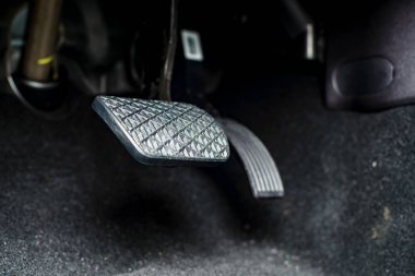 sığ bir alan derinliği ile sürüş için yeni pedallar