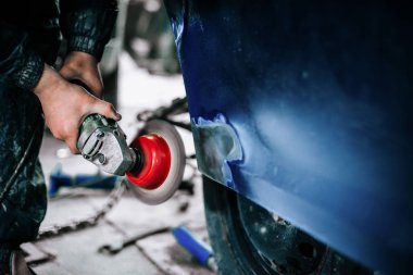 işçi arabanın kapısını yüzeyine işler