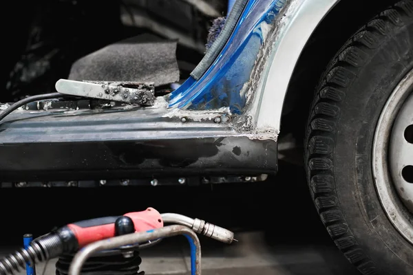 Elemento del coche reparado por soldadura — Foto de Stock