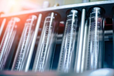 cihazda bir ölçek içeren kaplar