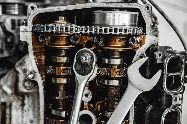 Детали и инструменты для двигателя автомобиля — стоковое фото