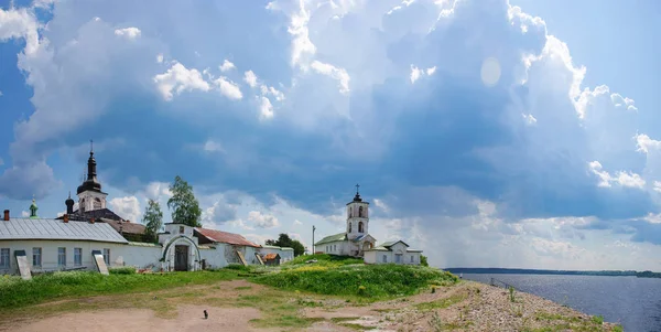 Nehir kıyısındaki Goritsky manastırı — Stok fotoğraf