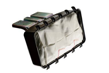 Beyaz arka planda araba hava yastığı