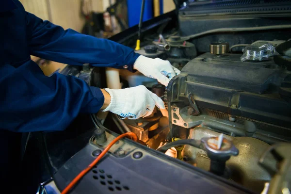 Reparaciones del trabajador motor del coche con poca profundidad de campo — Foto de Stock