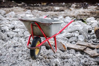 inşaat enkaz arka planda el arabası