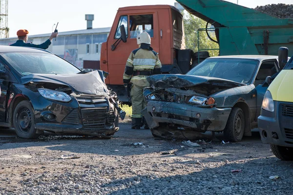 Wypadek dwóch samochodów na drodze — Zdjęcie stockowe