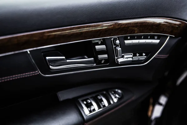 Botões e mecanismos de controle na guarnição da porta do carro em profundidade rasa de campo — Fotografia de Stock