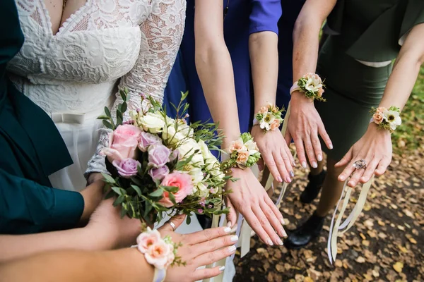 Bracelets fleurs avec des roses et des rubans de soie . — Photo