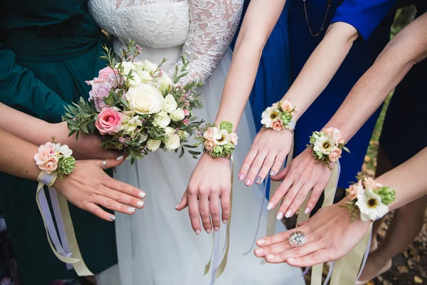 Bracelets fleurs avec des roses et des rubans de soie . — Photo