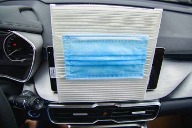 Araba klima hava filtresi ve bakterilere karşı koruyucu bir maske.