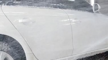 Arabaya şampuan sürüyorum.