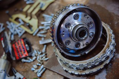 Alanın sığ derinliğinde otomatik şanzıman parçaları