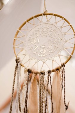 bir çam ormanının arka planda dreamcatcher