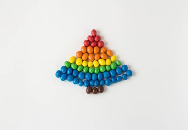 Noel ağacı beyaz bir arka plan üzerinde çok renkli tatlılar yapılmış. Lgbtq gökkuşağı bayrağırenkleri