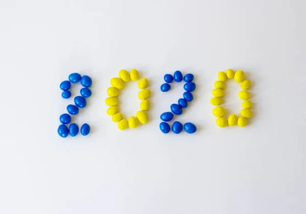 С Новым 2020 годом. Номер 2020 изготовлен из разноцветных сладостей. разноцветные сладости, составленные в 2020 году. Творческая типография, дизайн баннеров . — стоковое фото