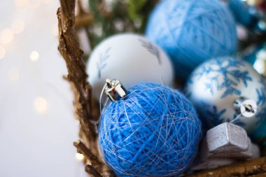 2020. Altın sepette resimleri ile Mavi Noel topları. Topları ağacı süslemek için. Tasarım. Arka plan. 3d oyuncaklar