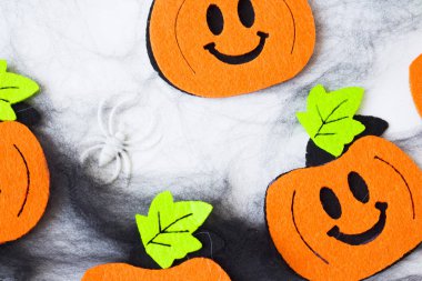 Halloween el sanatları üst görünümü, keçe el yapımı kabaklar, metin için kopya alanı ile beyaz kağıt arka plan üzerinde siyah patina.