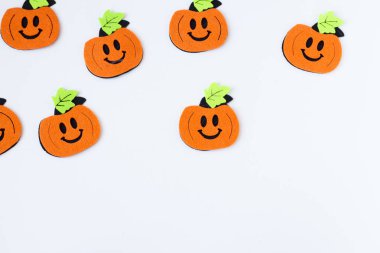 Halloween el sanatları üst görünümü, metin için kopya alanı ile beyaz kağıt arka plan üzerinde el yapımı kabak keçe.