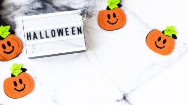 Yaratıcı Cadılar Bayramı kompozisyon düz üst görünüm tatil kutlama siyah örümcek web lightbox beyaz kağıt arka plan kopyalama alanı yatıyordu