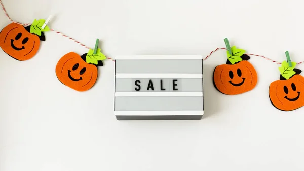 Creativo Día de Halloween composición plana laico vista superior celebración web lightbox, calabazas de color naranja en la cuerda en el papel blanco espacio de copia de fondo — Foto de Stock