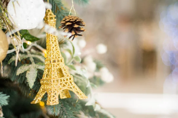 Mooie kerstboom met feestelijk goud, wit decor tegen wazig licht op de achtergrond, close-up — Stockfoto