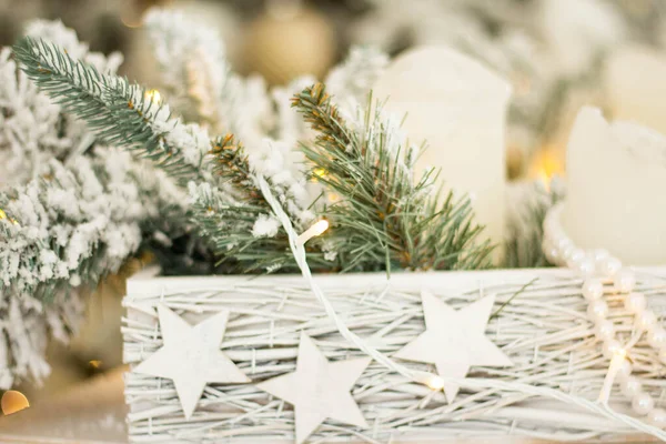 Kerstdoos met kaarsen, kerstspeelgoed en kerstboomtakken op een plank — Stockfoto