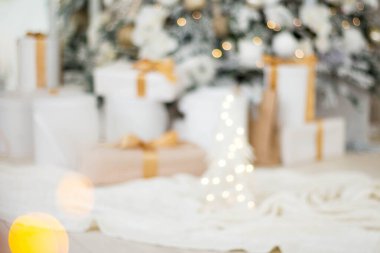 Odaklanmamış görünüm. Beyaz arka planda ışıkları olan güzel Noel ağacı,