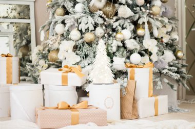 Beyaz arka planda ışıkları olan güzel Noel ağacı,