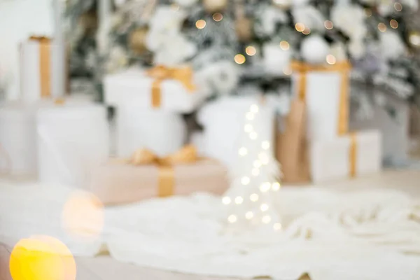 Vista desenfocada. Hermoso árbol de Navidad con luces sobre fondo blanco , — Foto de Stock