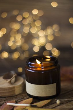 Mumlu Hygge arkaplanı ve Noel çelengi. Bir mumdaki yazı için bir yazı. Rahat ev konsepti.