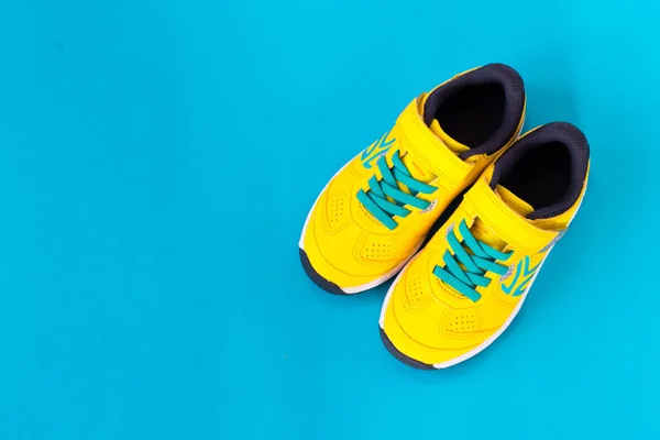 Par de zapatos amarillos sobre fondo azul. viernes negro —  Fotos de Stock