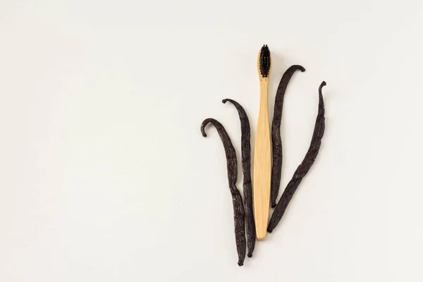 Escova de dentes de bambu isolada em um fundo branco — Fotografia de Stock