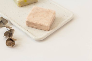 Beyaz mermer tahtada okaliptüs filizi olan soya balmumundan sabun. Doğal kozmetikler. Ekolojik sabun.