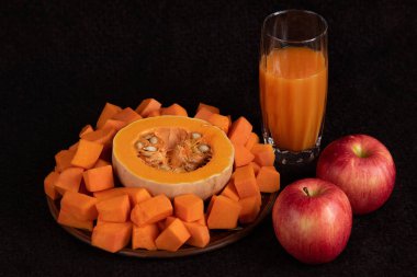 Elma, dilimlenmiş kabak ve elma, örme karanlık bir arka plan üzerinde gelen suyu