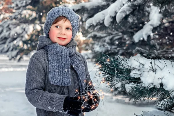 Frumos Băiat Obraji Roz Într Pulover Tricotat Pălărie Eșarfă Ghirlande — Fotografie, imagine de stoc