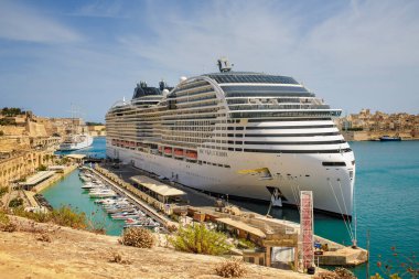 Valletta, Malta - 09.01.2025: Çok katlı yolcu gemisi MSC World Europa yolculara kalkıştan önce binecek. Lüks bir gemi rıhtıma yanaştı, deniz yolculuğu için hazır..