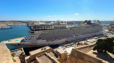 Valletta, Malta - 09.17.2025: Çok katlı yolcu gemisi 
