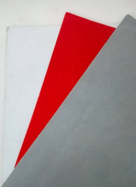 Beyaz arka planda beyaz, kırmızı ve gri renkteki karton