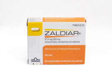 Barselona, İspanya - 6 Eylül 2025: Grnenthal ilacının İspanyol ambalajı Zaldiar, tramadol ve parasetamol içeriyor, beyaz arka planda.