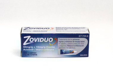Barselona, İspanya - 6 Eylül 2025: Zoviduo krem paketleme atölyesi, Herpes labialis tedavisi için Aciclovir ve Hydrocortisone 'u birleştirdi. İspanyolca ambalajlama.