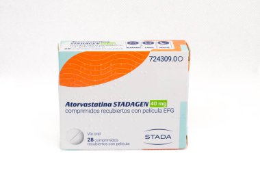 Barcelona, İspanya - 6 Eylül 2025: STADA Arzneimitel tarafından üretilen Atorvastatin STADAGEN 40 mg kutusunun İspanyol ambalajı. Beyaz arka planda kan kolesterolünü azaltacak ilaçlar..
