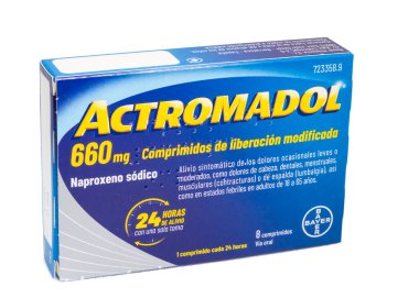 Barselona, İspanya - 6 Eylül 2025: Naproxen sodyumuna dayalı bir Bayer ilacı olan İspanyol Actromadol kutusu, beyaz arka planda izole edilmiştir.